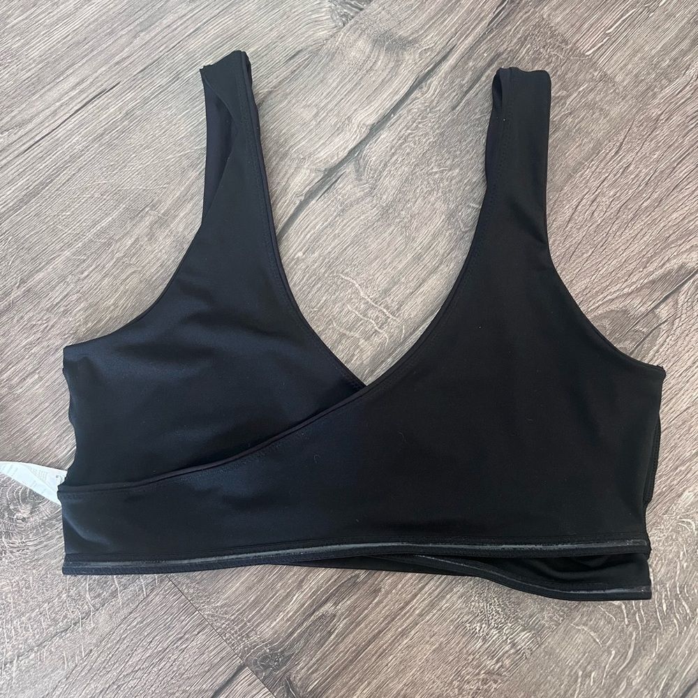 Fabletics Low Impact Crossover Sports Bra Medium - image 6